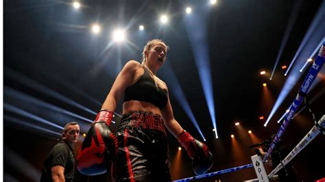 daniella hemsley flashes the crowd|Boxer Daniella Hemsley Flashes After Defeating Aleksandra。